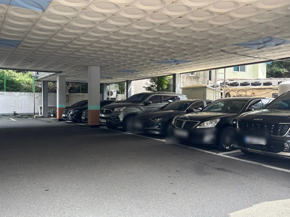 Area beside the building with additional parking space