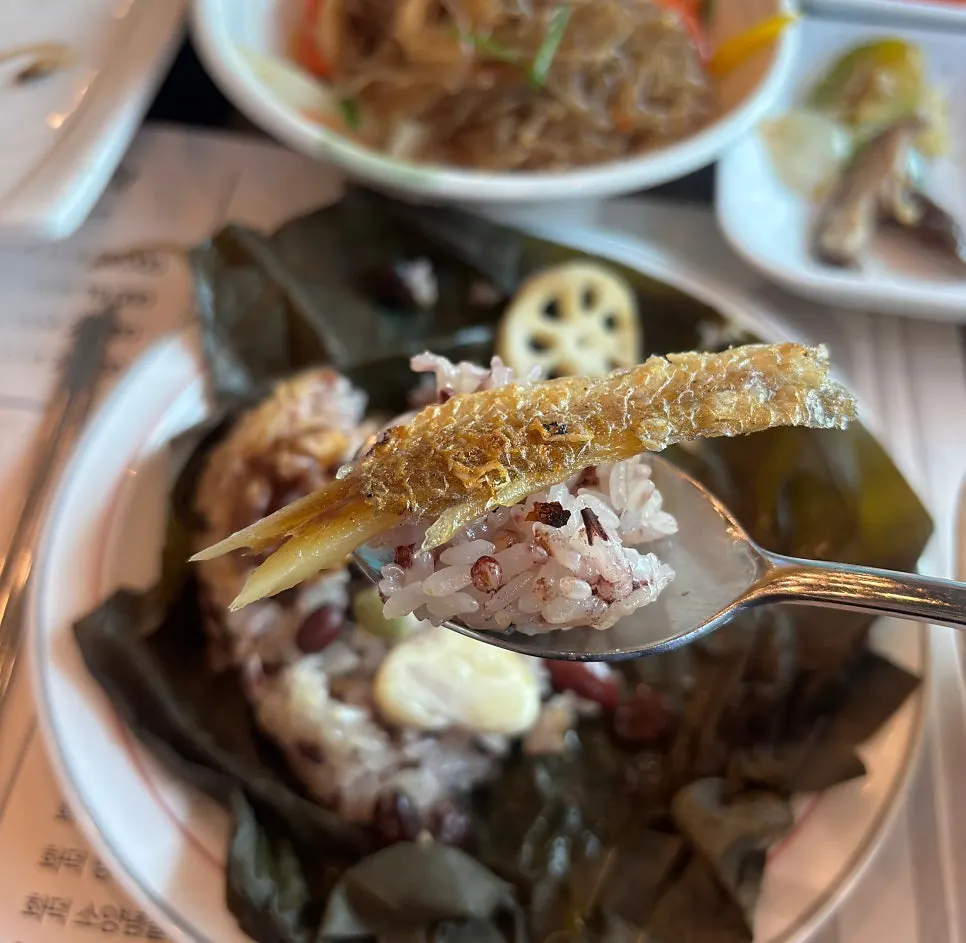 Bori-gulbi eaten together with lotus-leaf rice