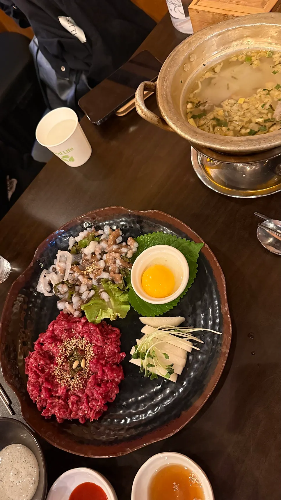 노른자를 올린 한우 육회와 배 채