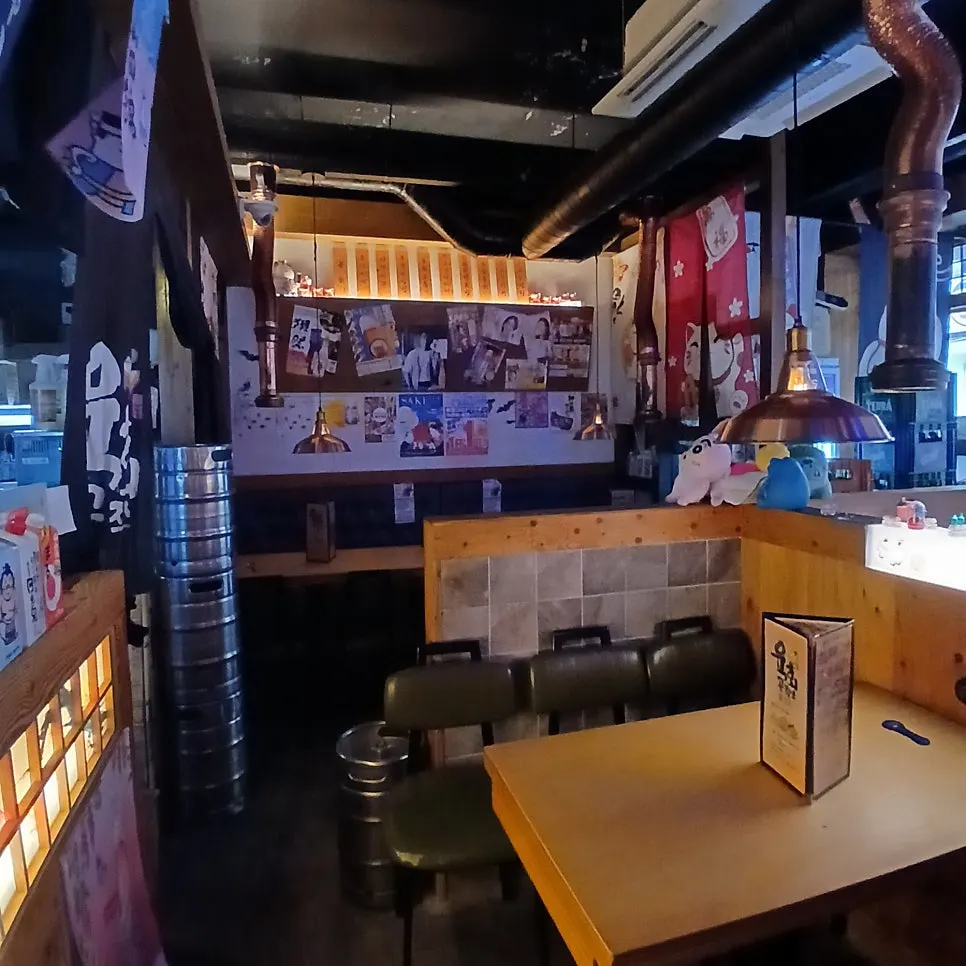 Table seats with tall booth partitions
