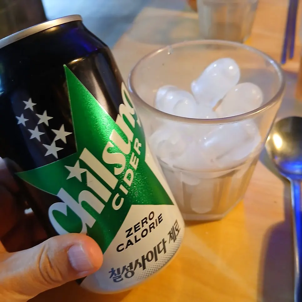 Chilsung Cider served with a glass of ice