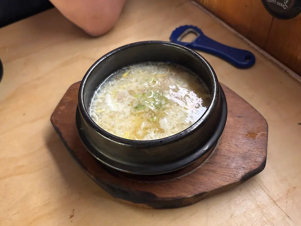 테이블에 놓인 생맥주와 별빛 청하
