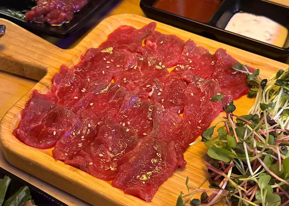 Grilling soy-marinated yakiniku