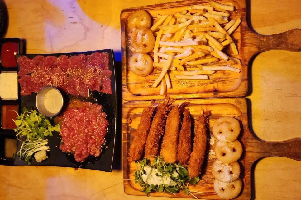 1차로 차려진 테이블 전체 모습