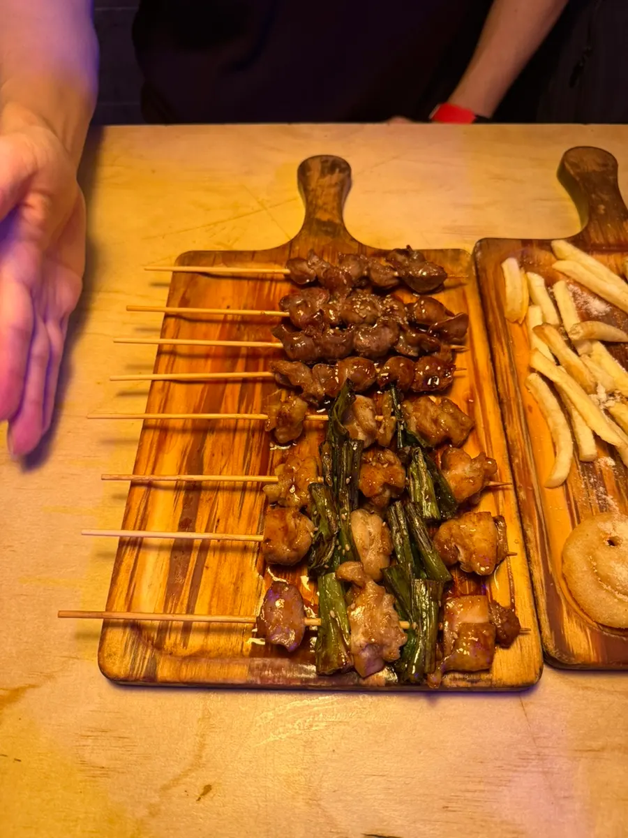 파와 닭을 번갈아 꽂은 파닭꼬치