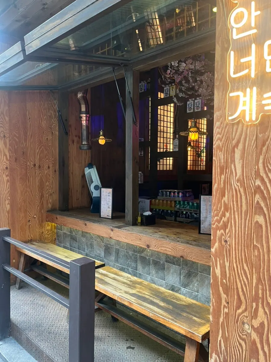 내외부 양방향으로 앉는 야장 테이블