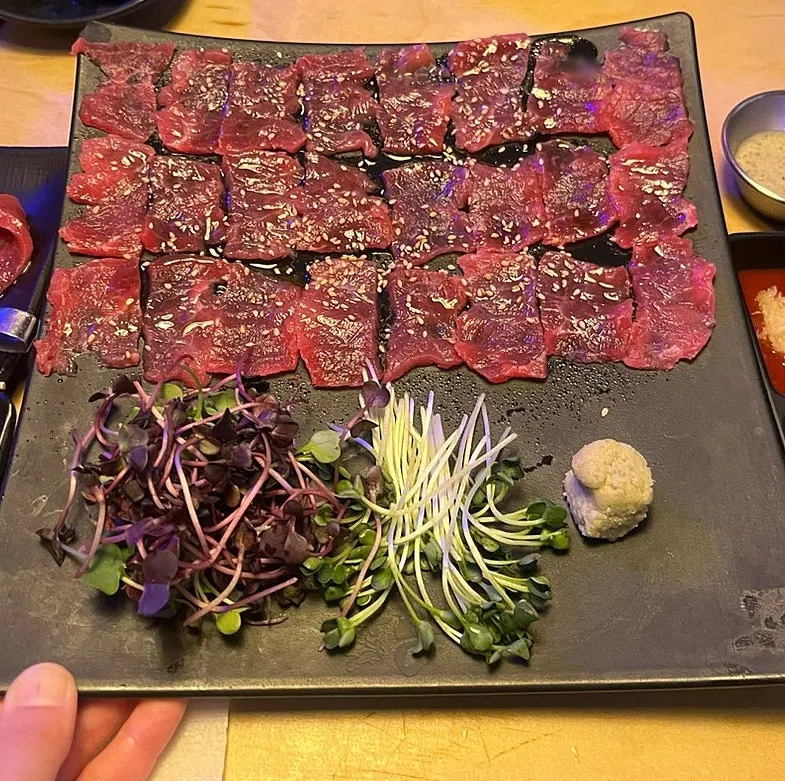 얇게 저민 뭉티기 육사시미 접시