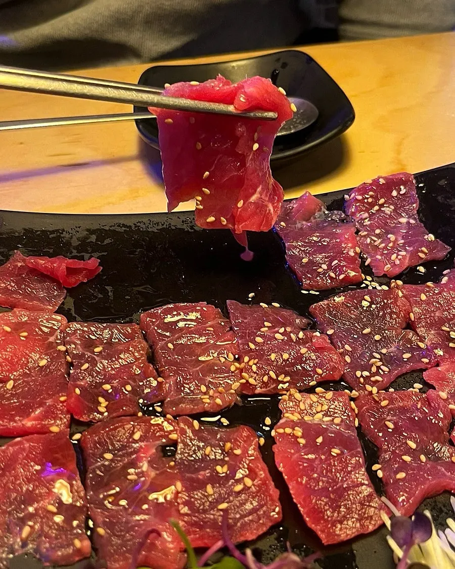 밑간이 된 뭉티기 한 점