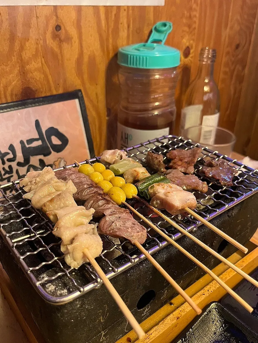 화로에 올린 염통·닭껍질 꼬치