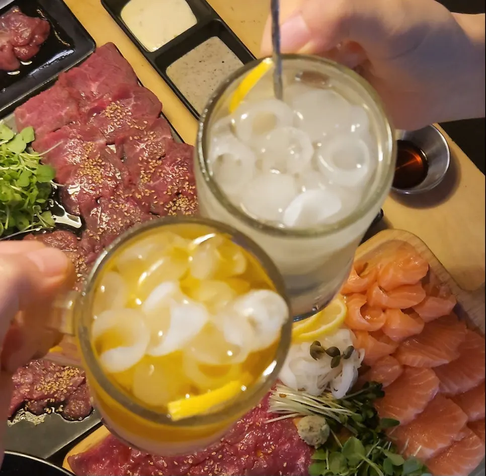 하이볼과 함께 차려진 술상