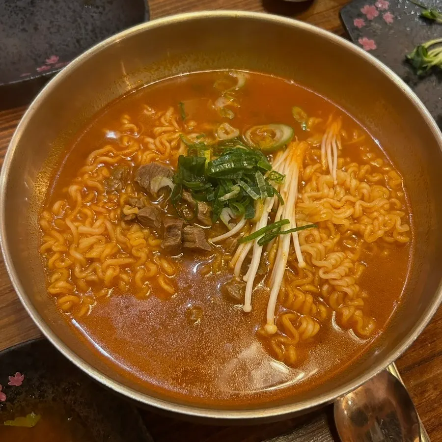 Beef ramyeon with meat in it