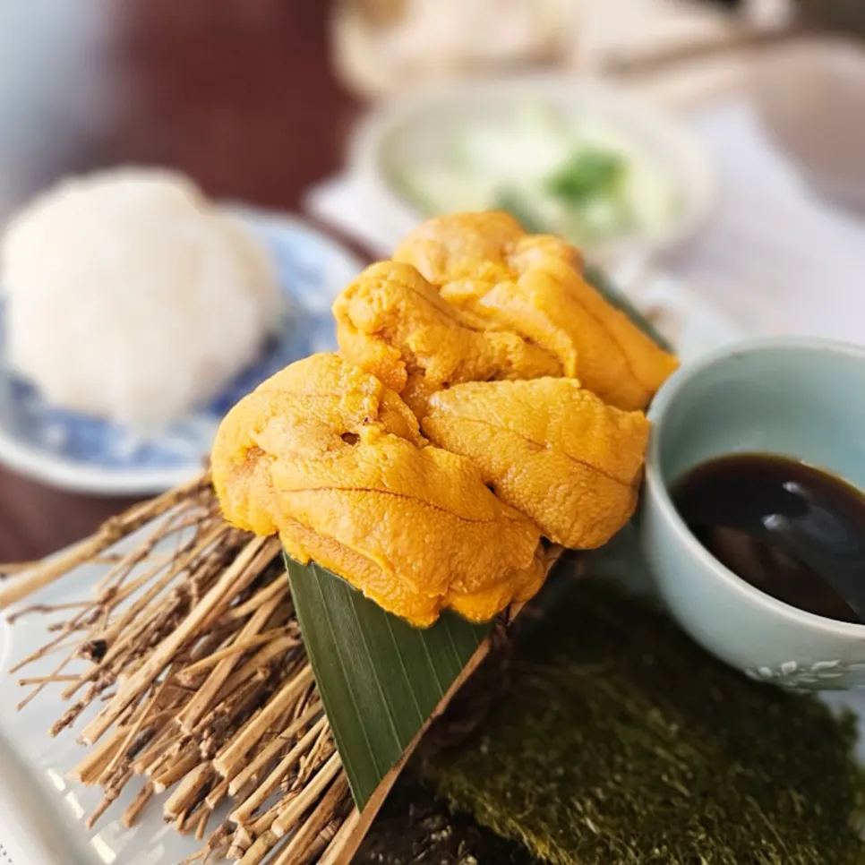 Yukhoe served with biscuits and cheese