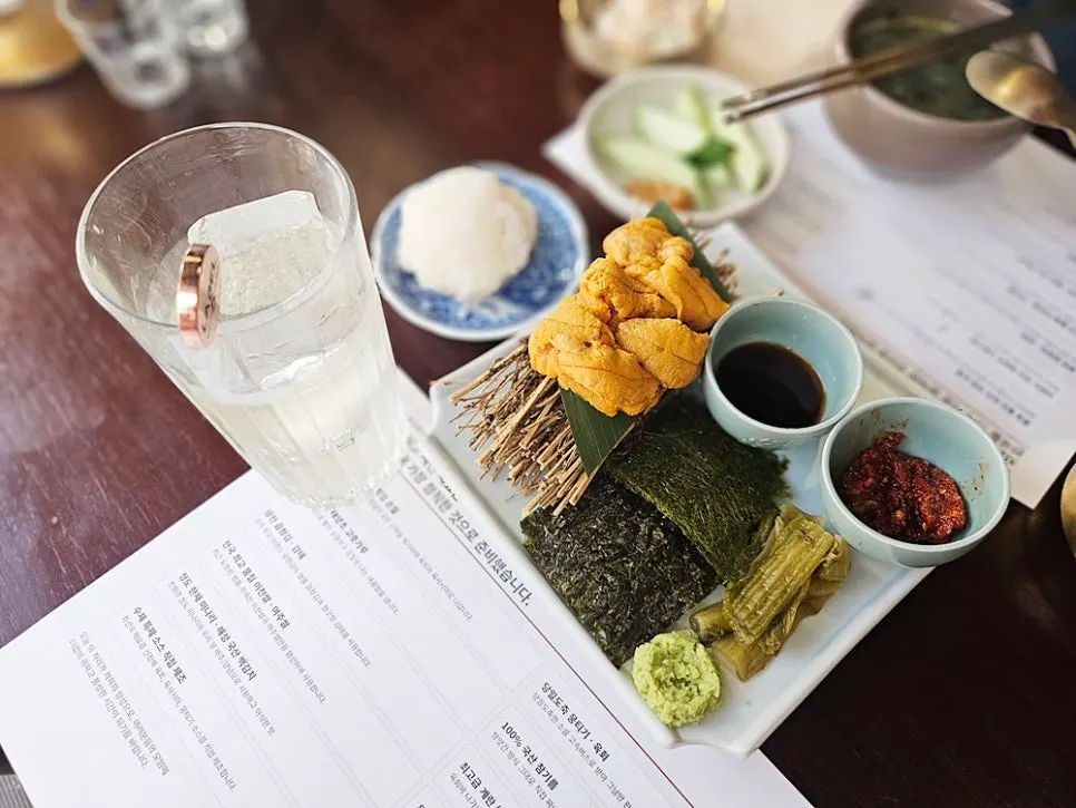 Yukhoe and uni set together on the table