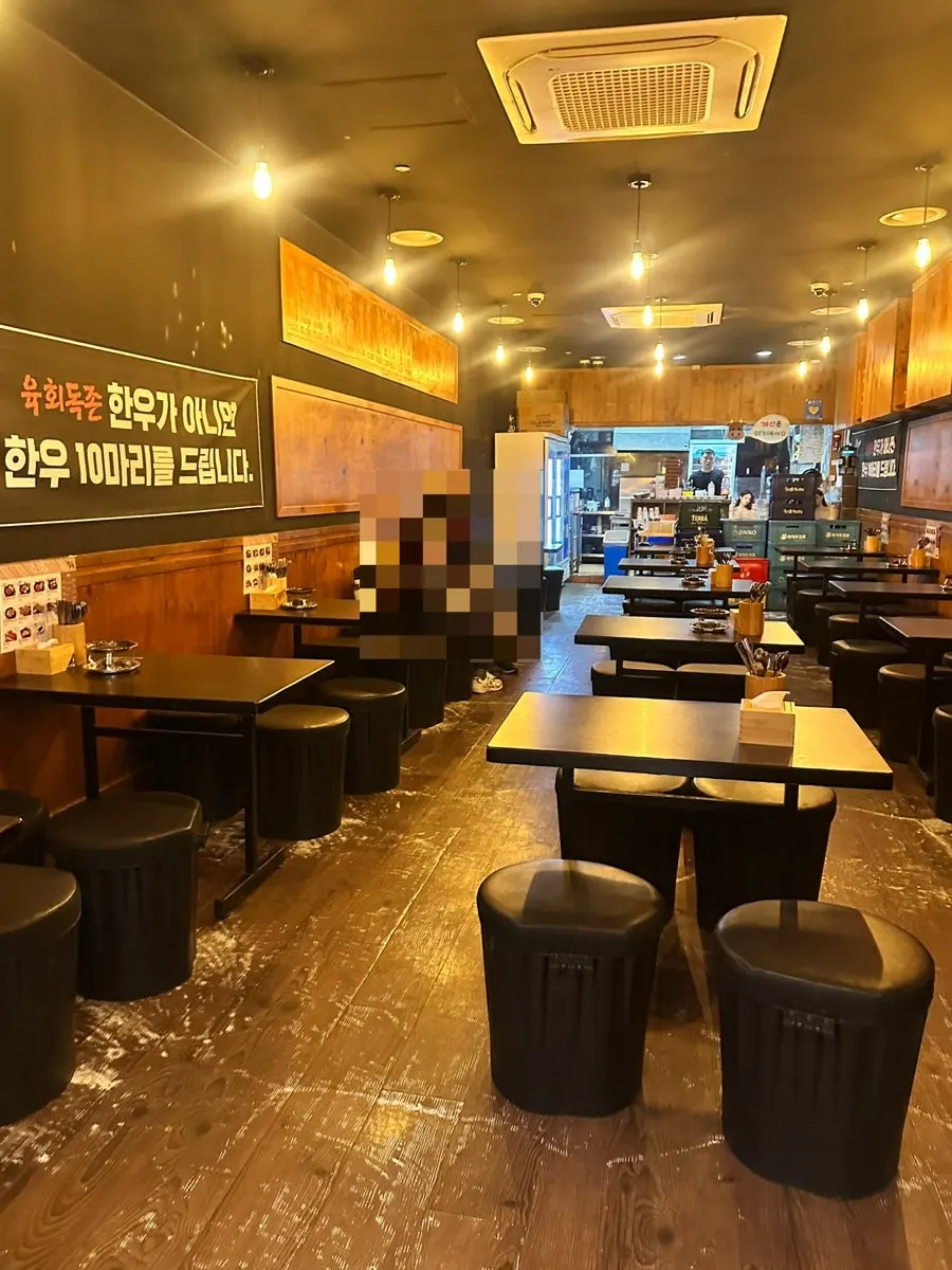 육회독존 수원역점 내부 좌석 전경