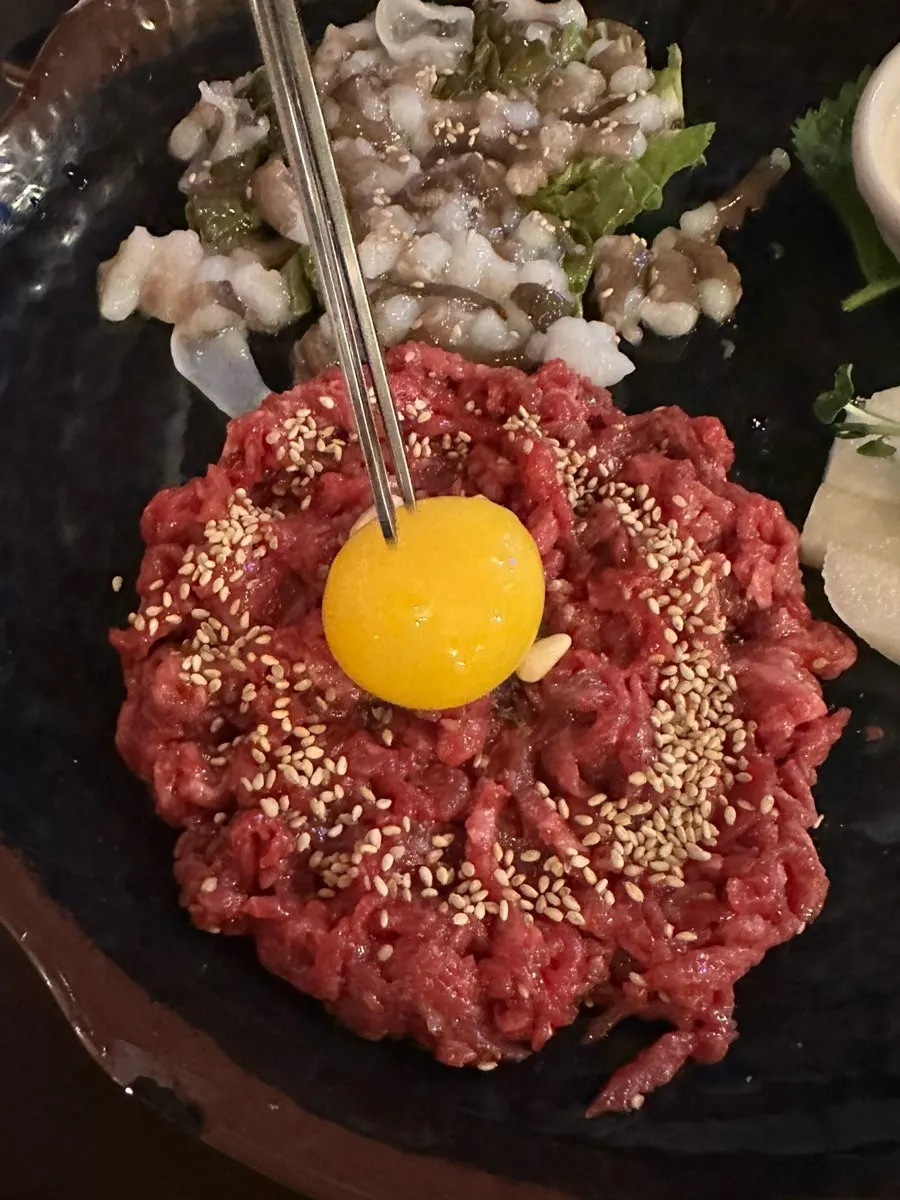 산낙지가 함께 나온 산낙한우육회 한 접시