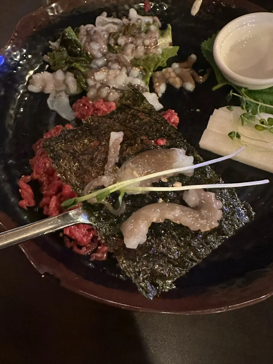 노른자를 올린 한우 육회