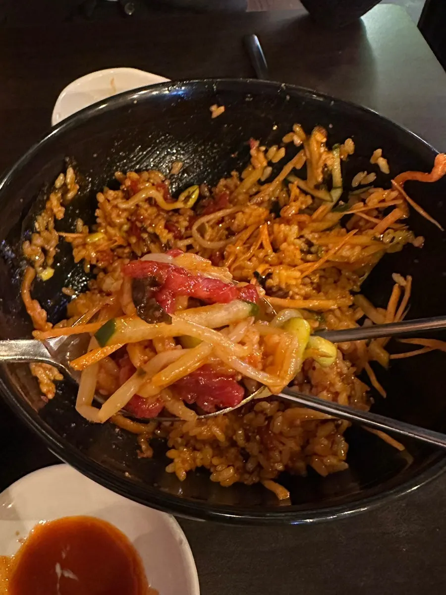 야채가 푸짐한 한우육회비빔밥