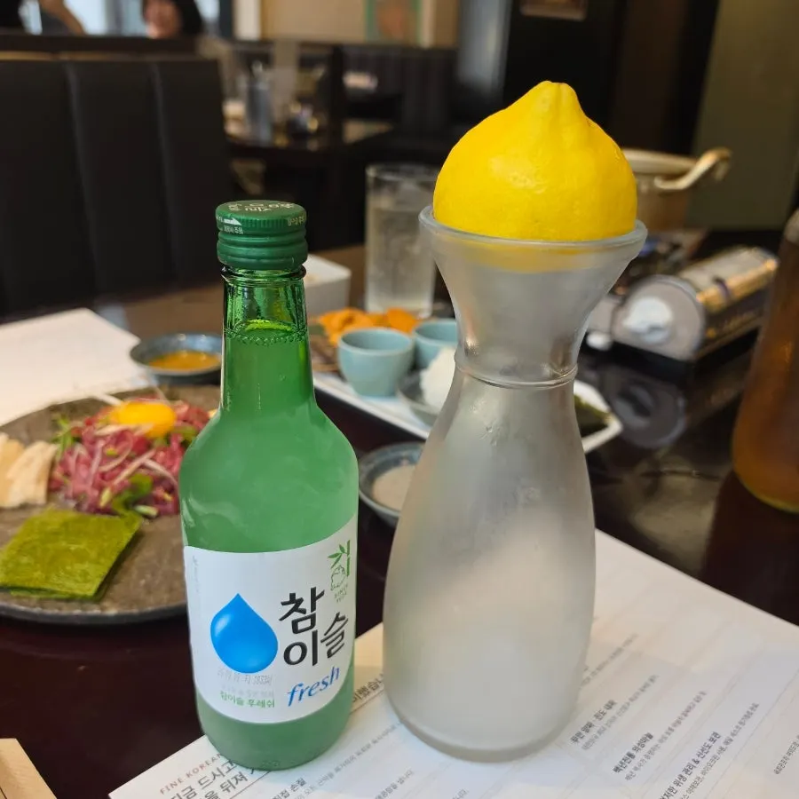 미나리와 함께 담긴 한우육회 접시