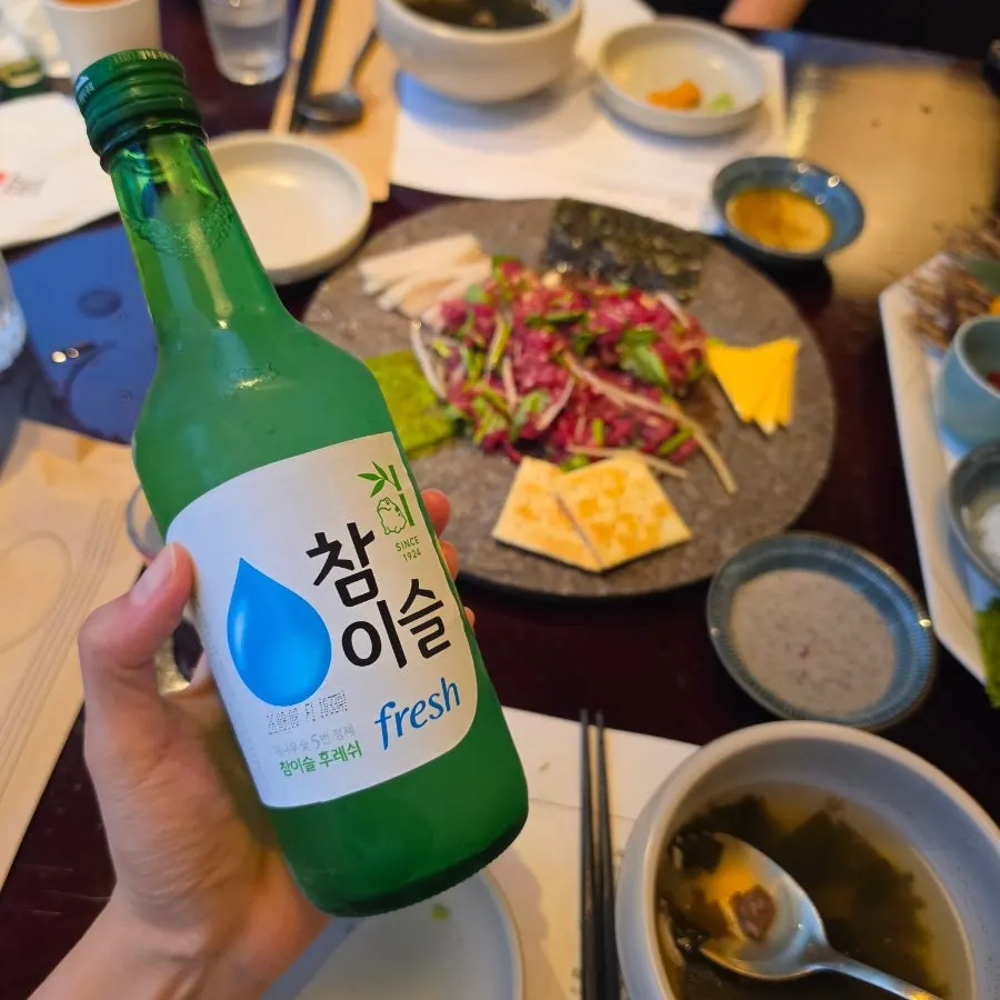 크래커에 치즈와 육회, 흑임자소스를 올린 한입