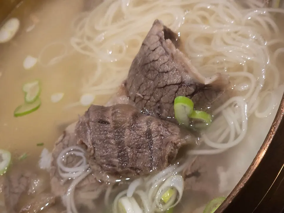 A bowl of rich hanwoo gomtang