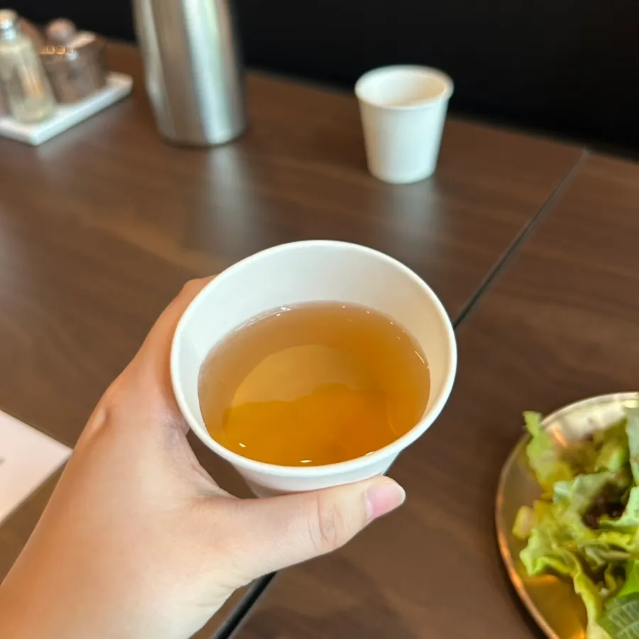 육향에서 내준 구수한 물 한 잔