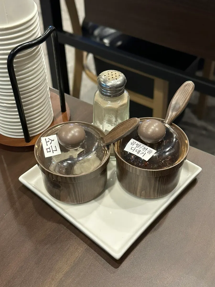 깔끔하게 관리된 육향 테이블 세팅