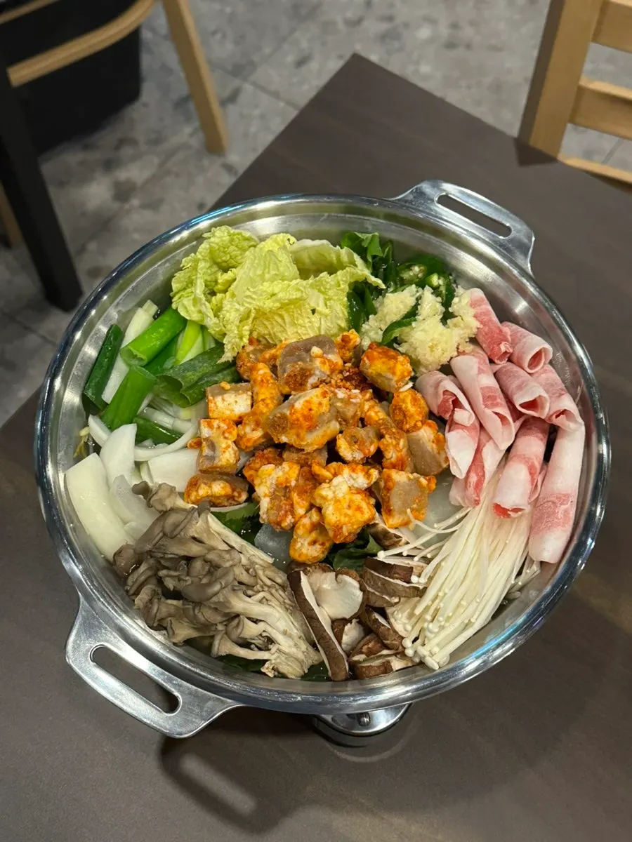 냄비 가득 담겨 나온 곱창전골 중짜리