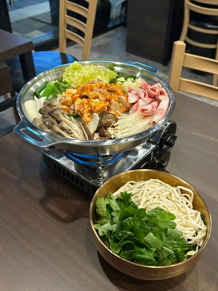 1++ 한우 곱창이 올라간 전골 냄비