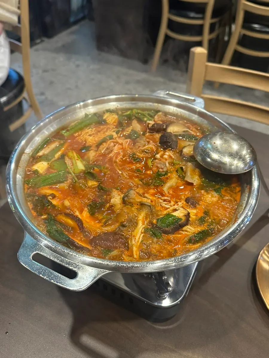 곱창전골과 함께 차려진 칼국수 사리