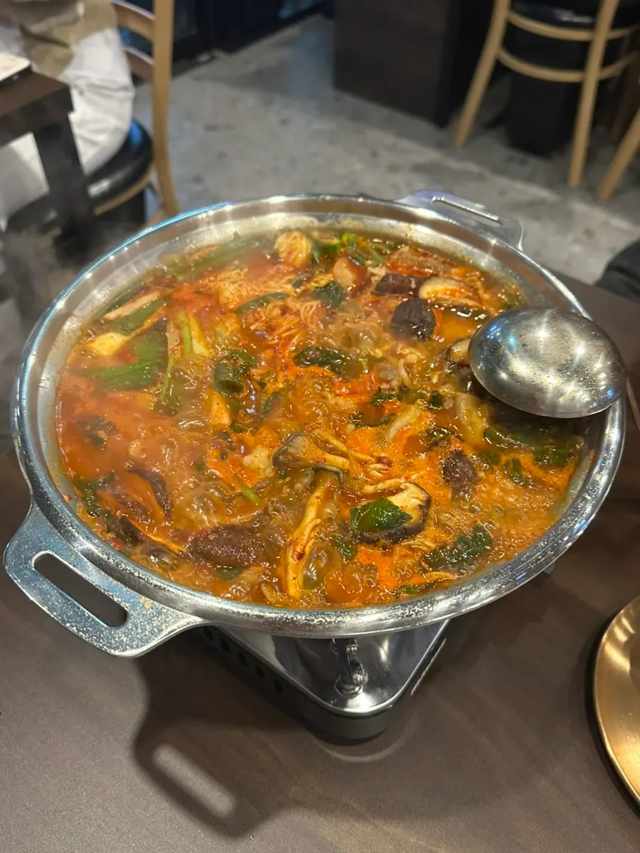 불 위에서 끓고 있는 곱창전골