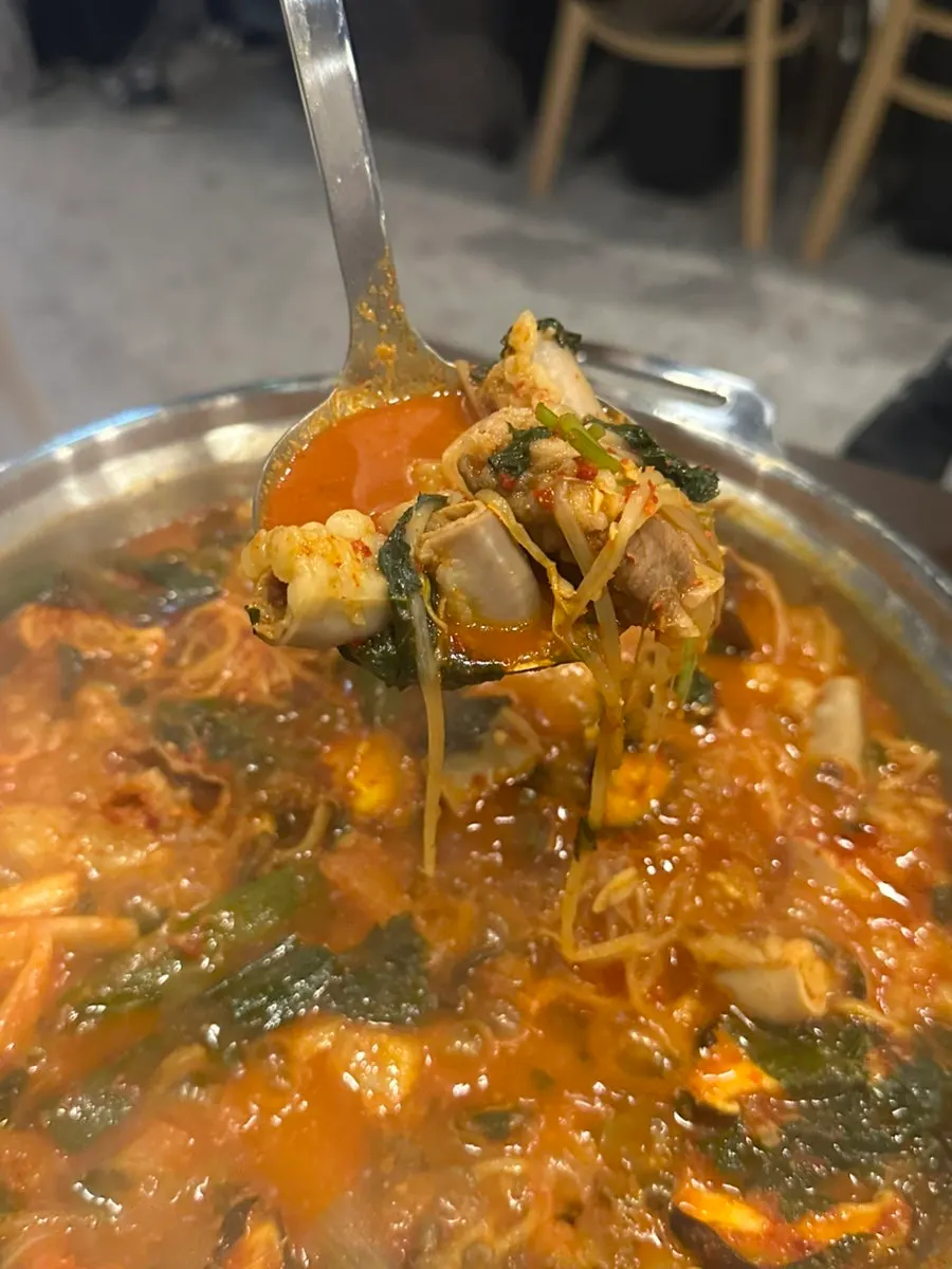 곱창이 가득 담긴 전골 국물