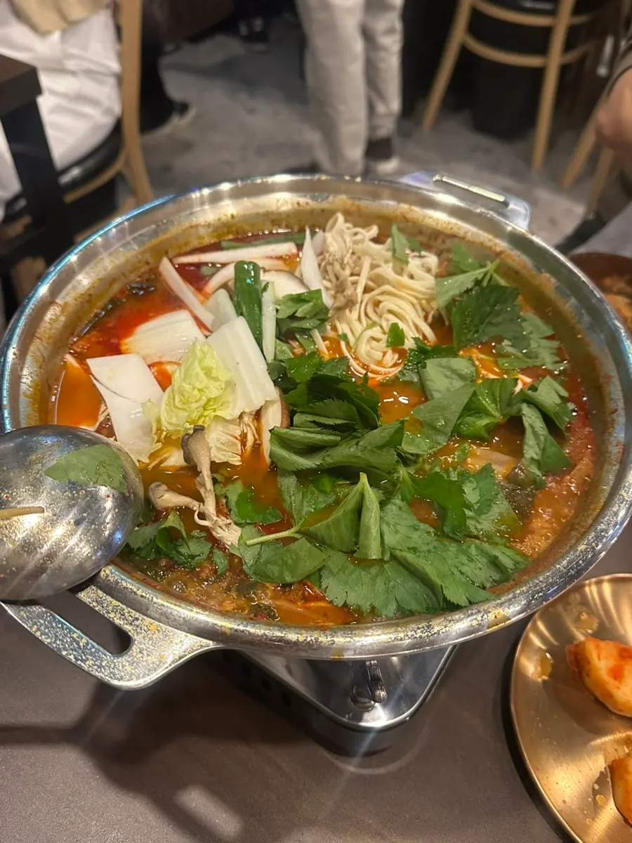 진한 국물에 밥을 곁들인 한 그릇