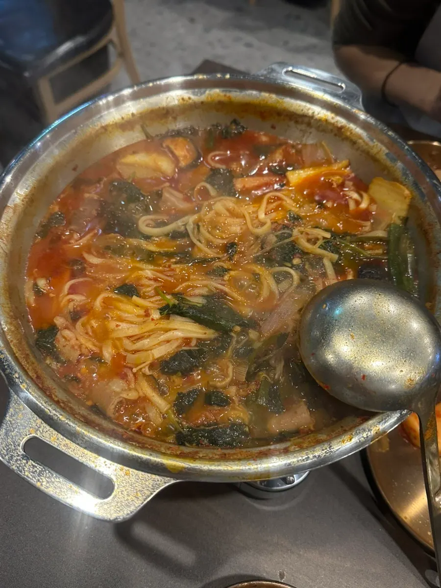 전골 국물에 넣어 끓인 칼국수 면