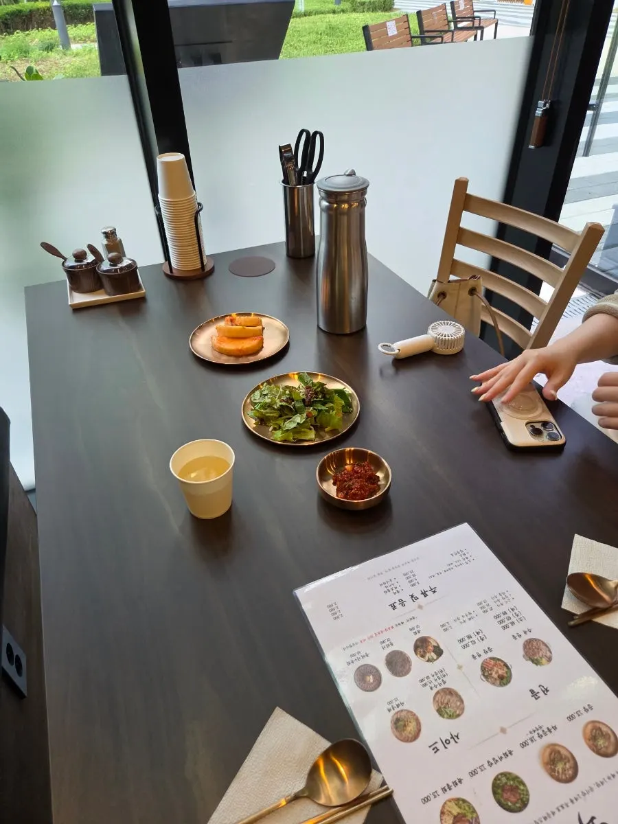 擺放木色調桌子的深香店內