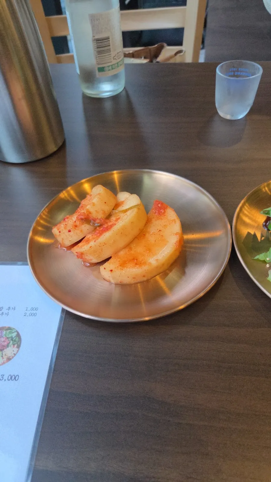 深香基本小菜蘿蔔泡菜與沙拉桌面