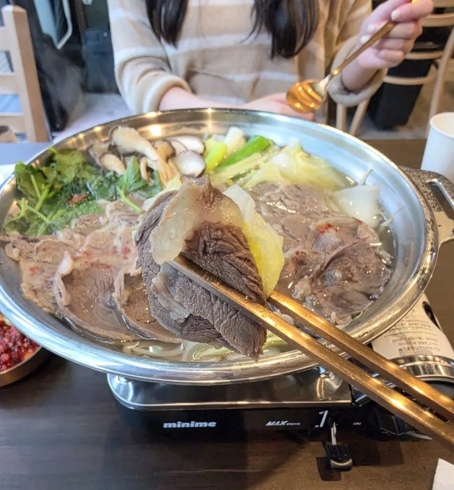 開始滾煮的水煮肉火鍋湯底