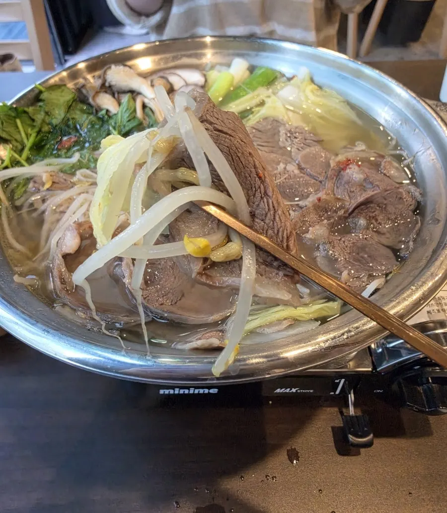 水煮肉與蔬菜融合的火鍋鍋內景象