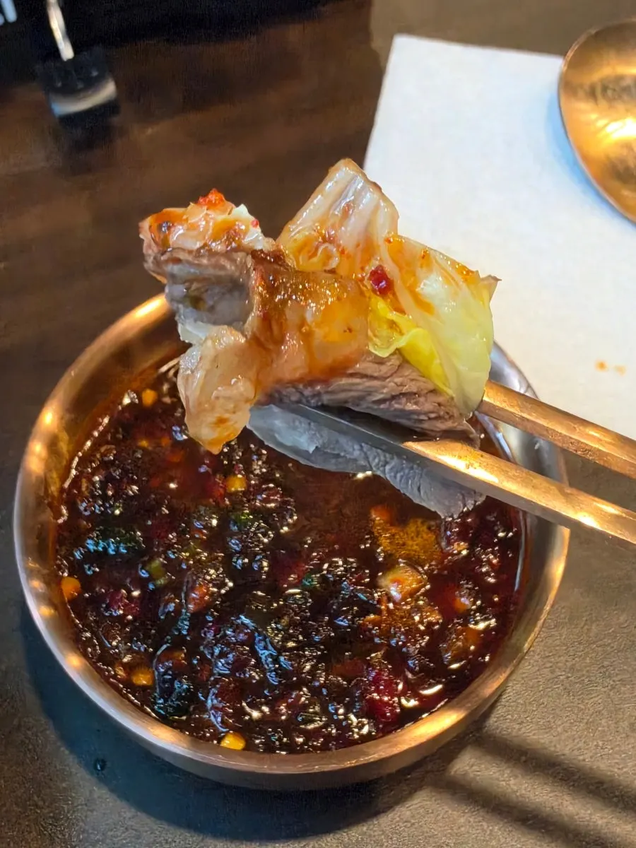 沾了醬料的水煮肉