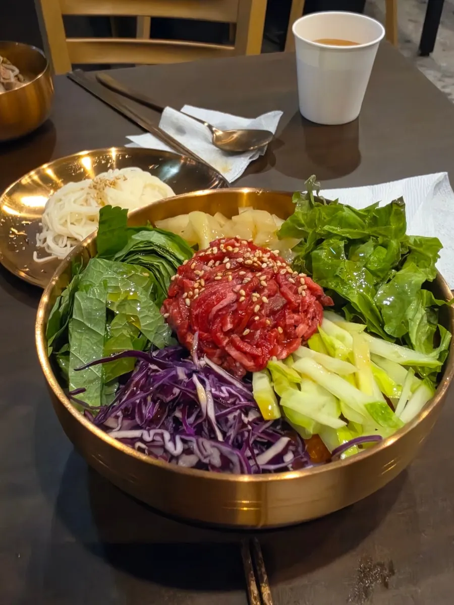 盛滿生牛肉與蔬菜的一碗生牛肉冷湯