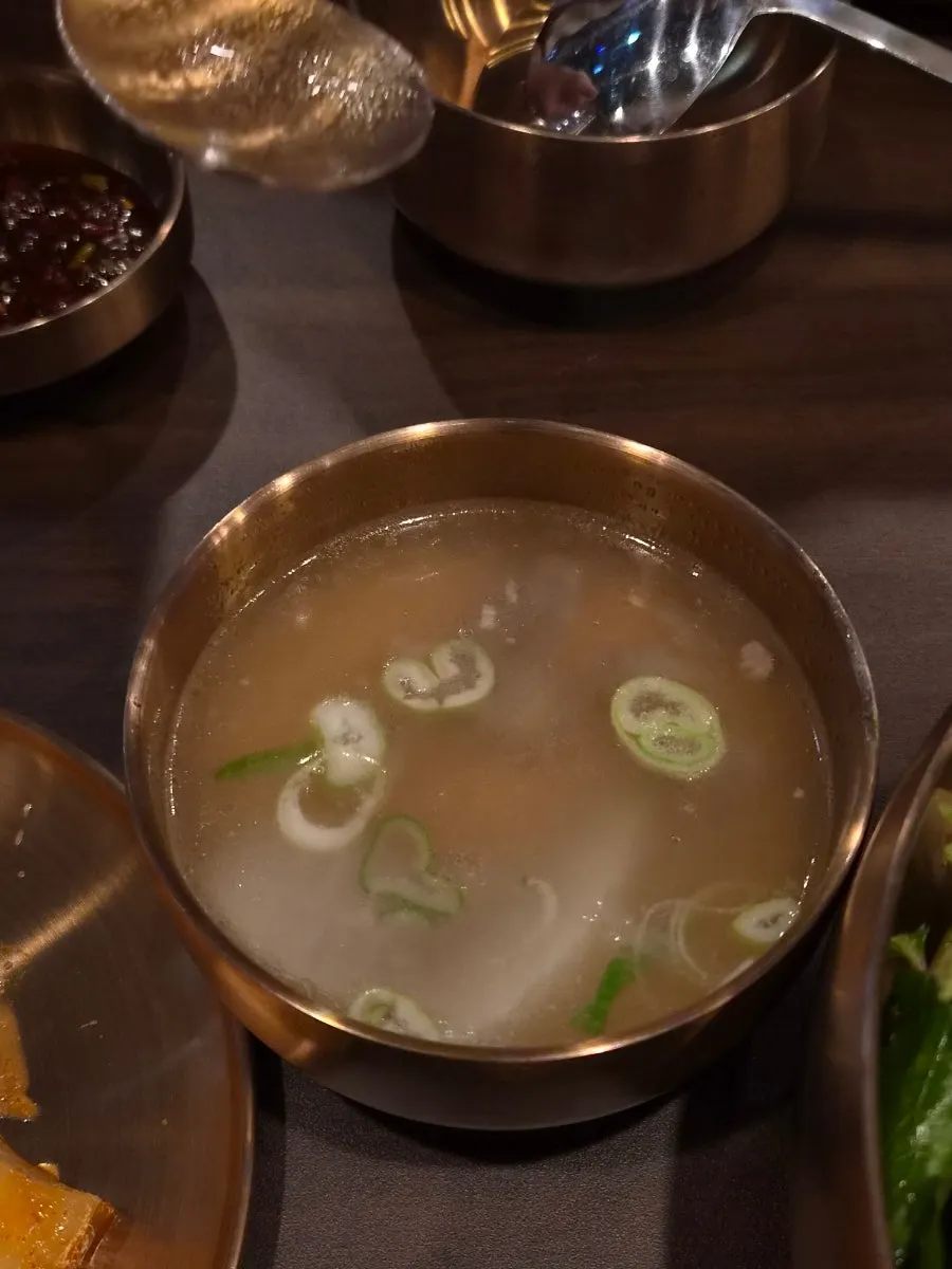 육회비빔밥과 함께 나온 소고기 무국