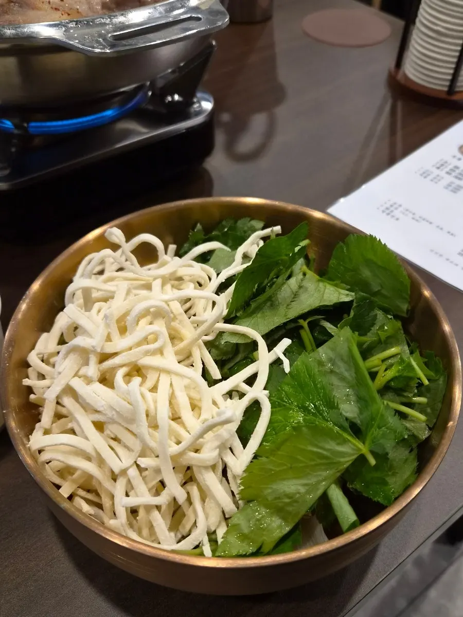 수육전골에 포함된 칼국수면과 야채