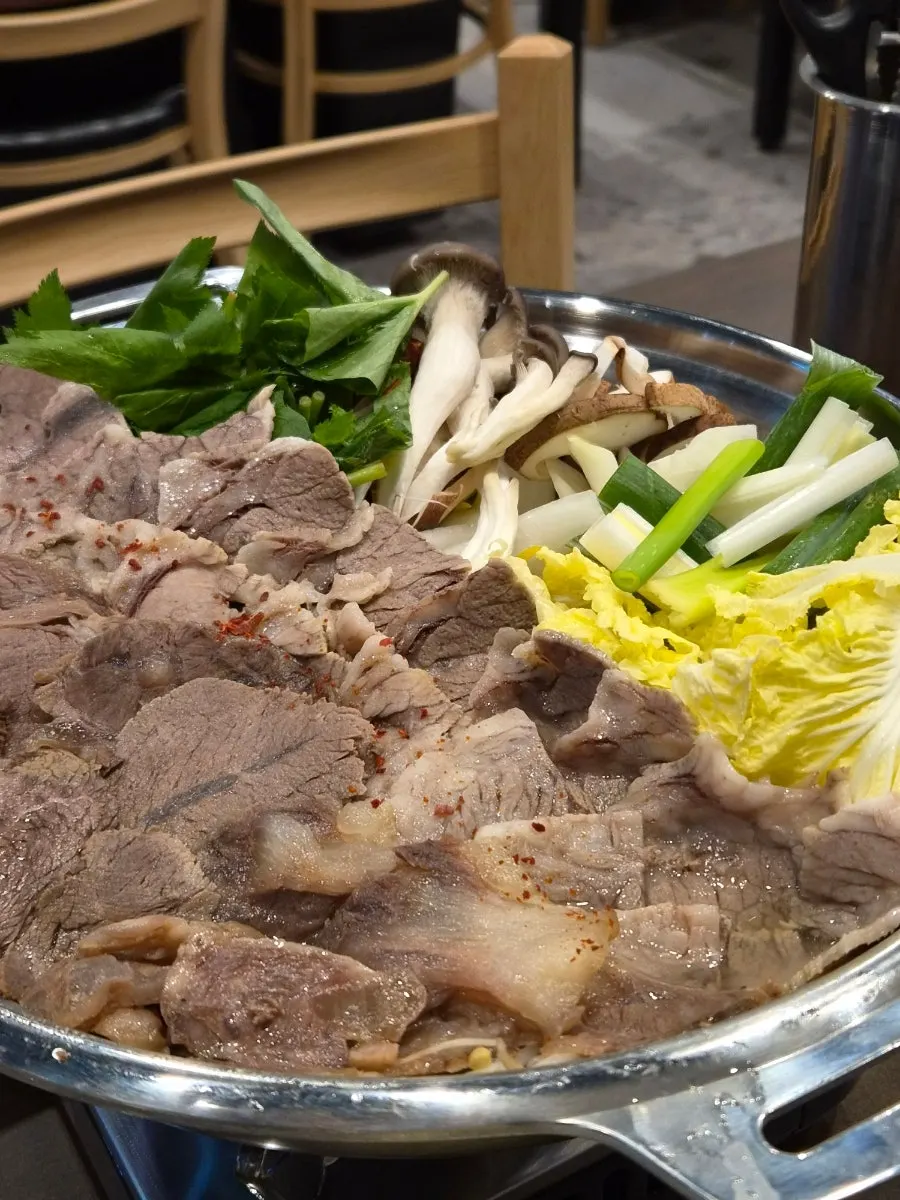 국물이 적게 보이는 초기 상태의 수육전골