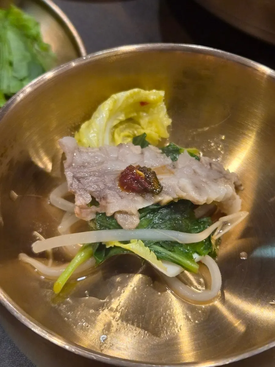 숙주가 깔린 수육전골 건더기