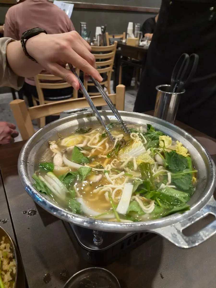 면과 야채가 반반인 수육전골