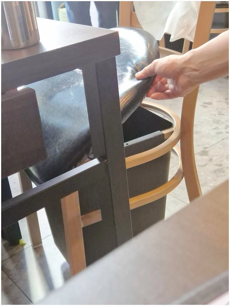 깔끔하게 정돈된 육향 내부 좌석