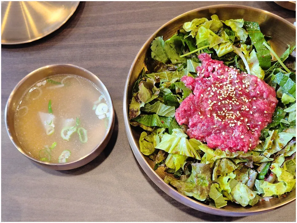 간장 베이스 양념의 육향 육회비빔밥