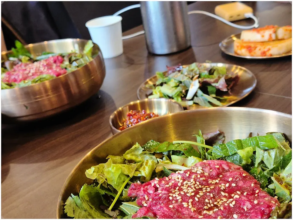 비벼 먹기 전 육회비빔밥 한 그릇