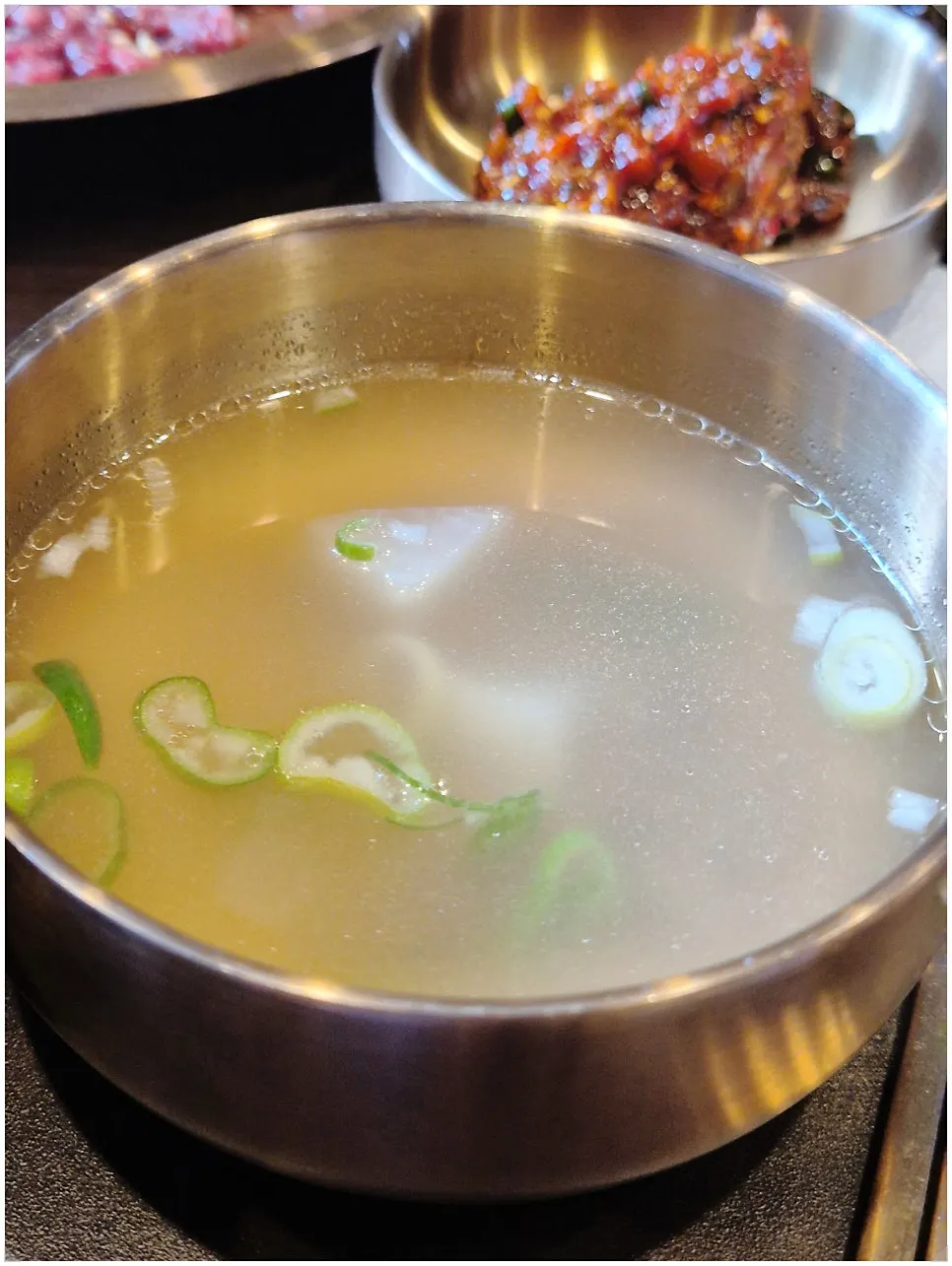 육회비빔밥과 함께 나온 곰탕 국물
