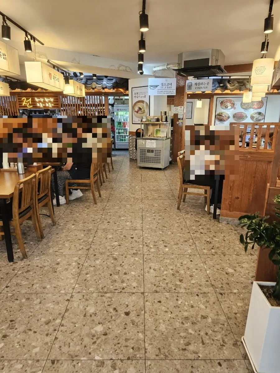 원목 테이블이 놓인 매장 내부