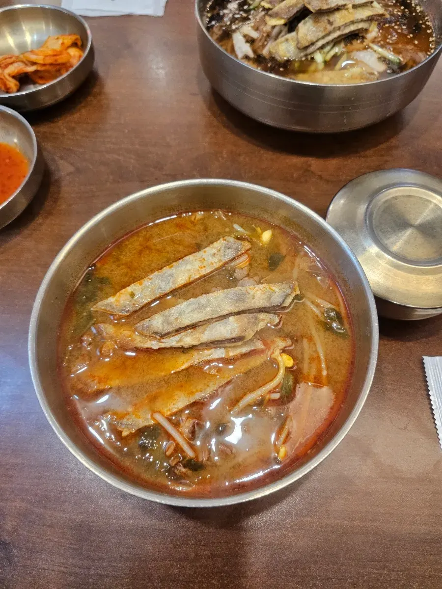 육전이 올라간 육전국밥 한 그릇